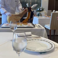 試食で生ハムを切り落としてくれました。