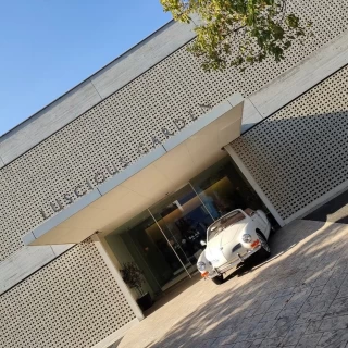 入り口ではおしゃれな車が出迎えてくれます