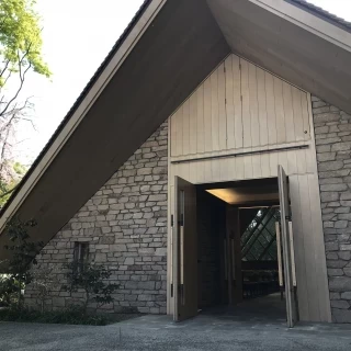 木目調の三角チャペル