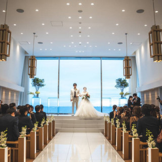 チャペルの正面窓は海と空のみが見える作り