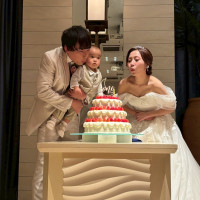 バースデイセレモニーでろうそくを消している様子