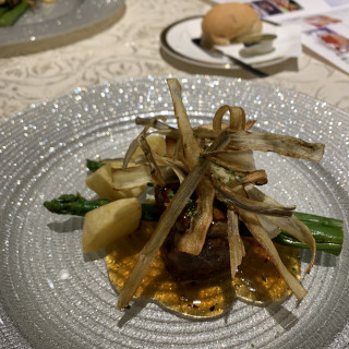 コースの肉料理。