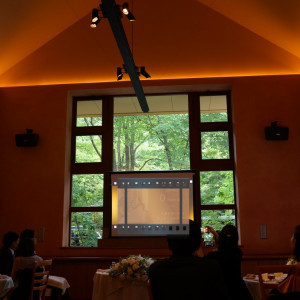 披露宴でのムービー上映は窓にあるスクリーンに投影しました|669541さんの軽井沢高原教会の写真(1862530)