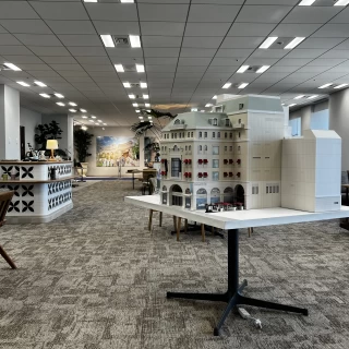 建物が完成していないが模型や写真を活用して説明してくれます