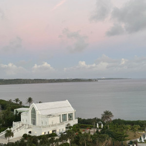 ホテルから見たチャペル|669615さんのモントレ・ルメール教会（ホテルモントレ沖縄スパ＆リゾート）チュチュリゾートウエディングの写真(1862963)