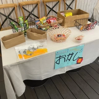 子どもゲスト向けマルシェ。お菓子詰め放題。