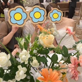 新婦がゲストテーブルに行き、歓談しました