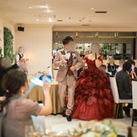 なんと新婦が歌いながら、入場！！！
