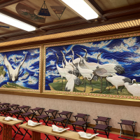青いイメージの挙式会場の壁画。鶴のイメージは男性を表してる