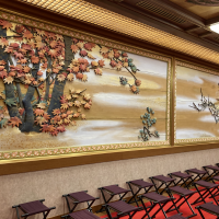 赤いイメージの挙式会場の壁画。式のモチーフ壁画が素敵