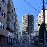 神社の前です。縁日ならいざ知らず、ふだんは静か。