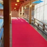 社務所から本殿への渡り廊下。新しく、綺麗です。