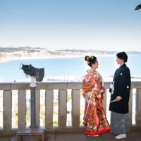 挙式を終えて、江ノ島のビュースポットでの一枚