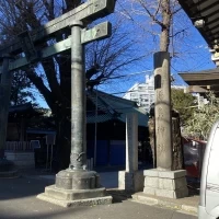 神社の正面の鳥居です。