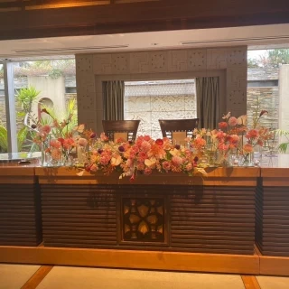メインテーブルの装花。春っぽい色合いでお願いした。