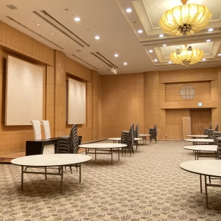 準備前の披露宴会場