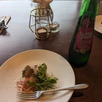 原木から切り出す生ハムのブッフェもあります。