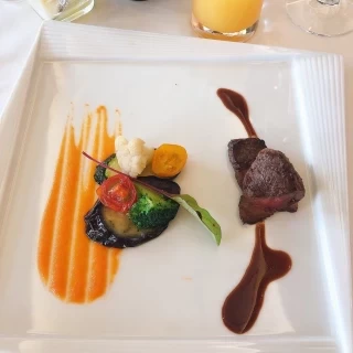 お肉のメイン
左のソースが美味しかったです。