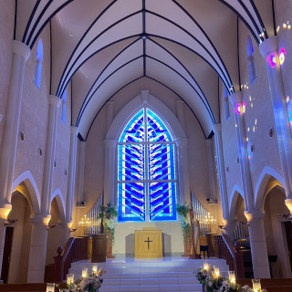 大聖堂で、ステンドグラスが床に反射するのがとても綺麗です