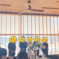 会場の両側はガラス張りなので晴れていると自然光が入ります。