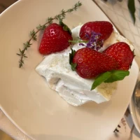 ケーキを切り分けて綺麗にお皿に盛っていただけました。