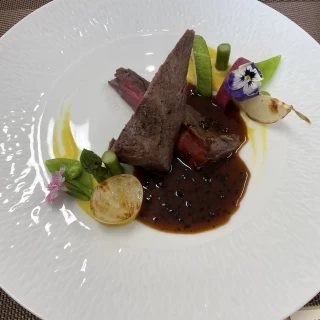 試食でのステーキ。お肉もソースも絶品。