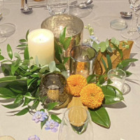 ゲスト様の各テーブルの中央の装花