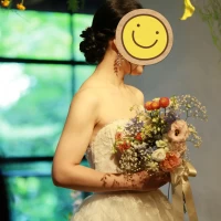 ブーケはしおれてきちゃうのでお手入れ必須。これはお色直し前