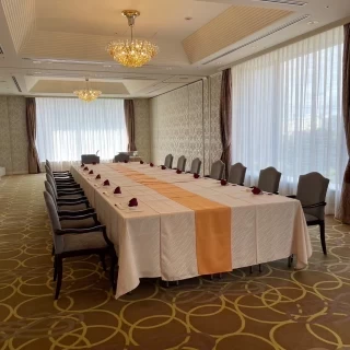 装花をいれる前の披露宴会場