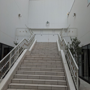 挙式会場から披露宴会場へ移動する際の階段|670597さんのララシャンスOKAZAKI迎賓館の写真(1870566)