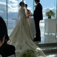 光が差し、とても明るいチャペルです