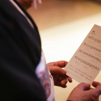 挙式の途中、牧師さんから歌詞カードを渡され聖歌を歌います