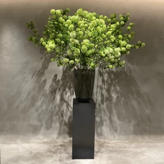 洗礼された挙式会場に大きなお花が飾られておりとても綺麗
