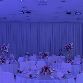 披露宴会場でプロジェクションマッピングをされてるところです！