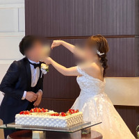 ケーキのファーストバイト
ケーキ台の装花は節約のためカット