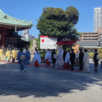 明神会館から挙式会場まで。生演奏で入場します。