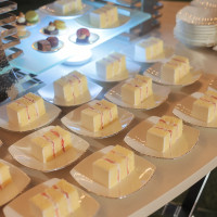 ウェディングケーキをカットしていただき、幸せのお裾分け