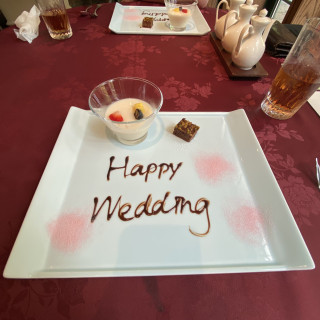 試食会のデザート。Happy weddingの文字が嬉しい！