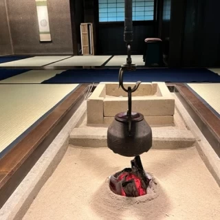 参列者の控室は、囲炉裏のある素敵な離れでした。