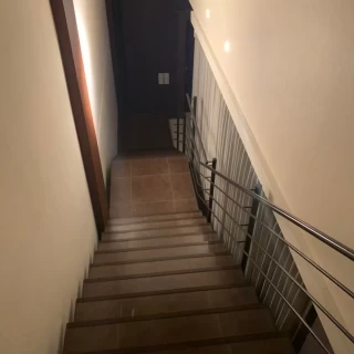 階段からのシルエット入場
