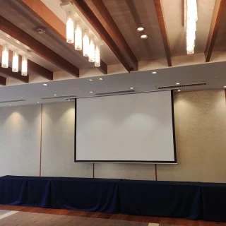 披露宴会場　スクリーンもある　エンディンムービーなども流せる