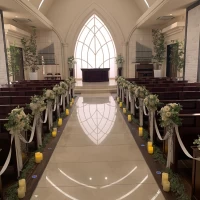 白を基調とした明るいチャペルです。