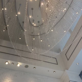 天井は数多のシャンデリアがあります。