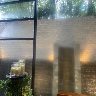 新郎新婦が立つ場所。雨でも緑が映えます。
