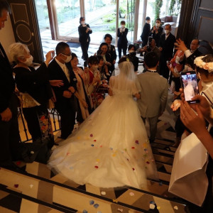 フラワーシャワー！螺旋階段できれい！|671337さんのデュクラス大阪/FIVESTAR WEDDINGの写真(1876112)