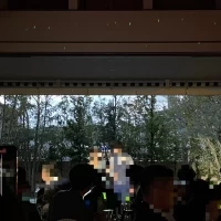 お色直し後はキラキラ光るライトが会場内を彩りお庭側から登場