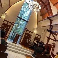 挙式会場の前方には綺麗なシャンデリアの照明が目立ちます。