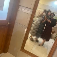 温かみのあるお手洗いには大きな鏡もあります。