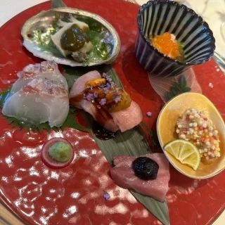 前菜。牛肉とウニのお寿司がホントに好き
