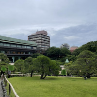 庭園から見たロビーや披露宴会場の外観